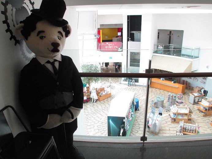 Adolfbeertje... Oh, nee, Charlie Chaplin.